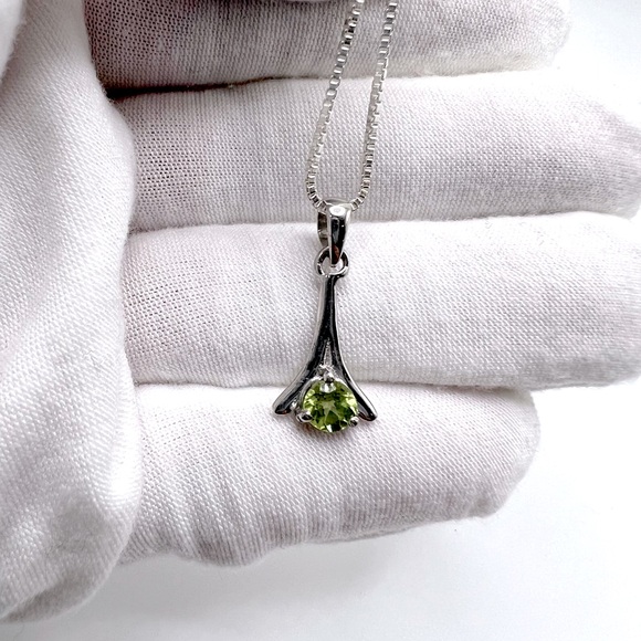 Genuine Peridot .925 Sterling Silver Necklace - Picture 4 of 12